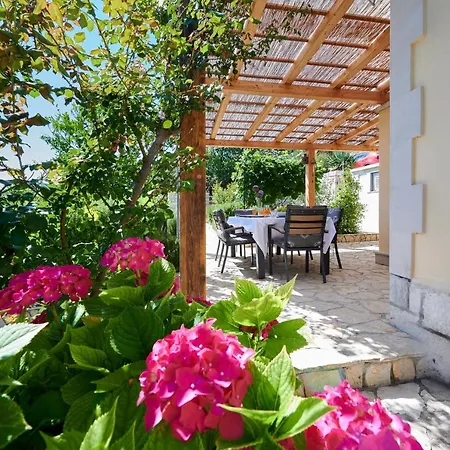 Unique House * Split